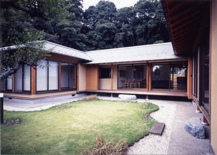「中庭を囲む2世帯住宅」
