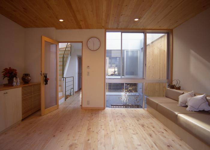 「都市型中庭住宅-コンクリートと木でつくるモダンな和」
